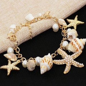Leuke schelpen armband in wit en zandkleuren