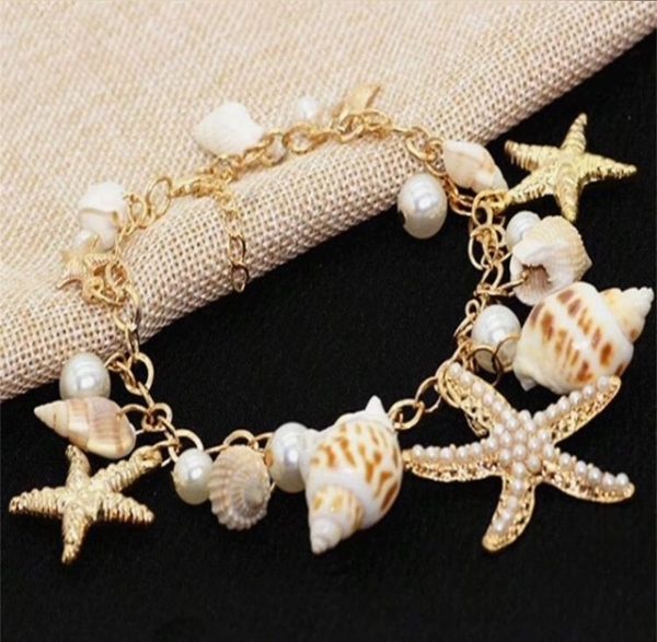 Leuke schelpen armband in wit en zandkleuren