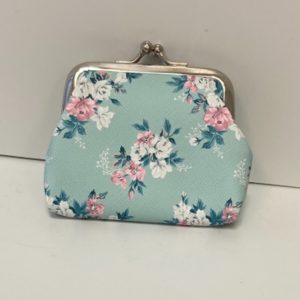 Vinatage portomonee lichtblauw met witte bloemetjes