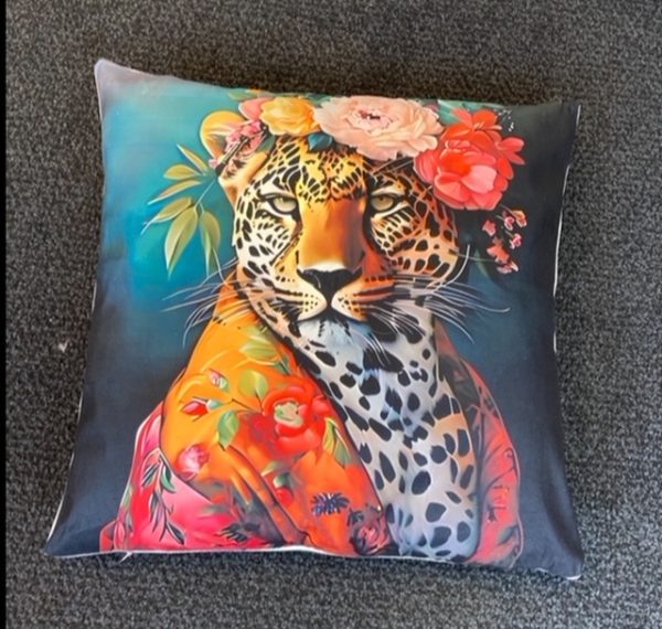 Mooi kussen met tijgerprint geel