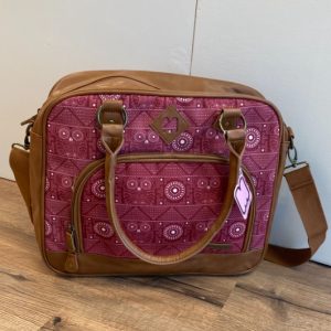 Leuke en ruime tas rose/rood met print